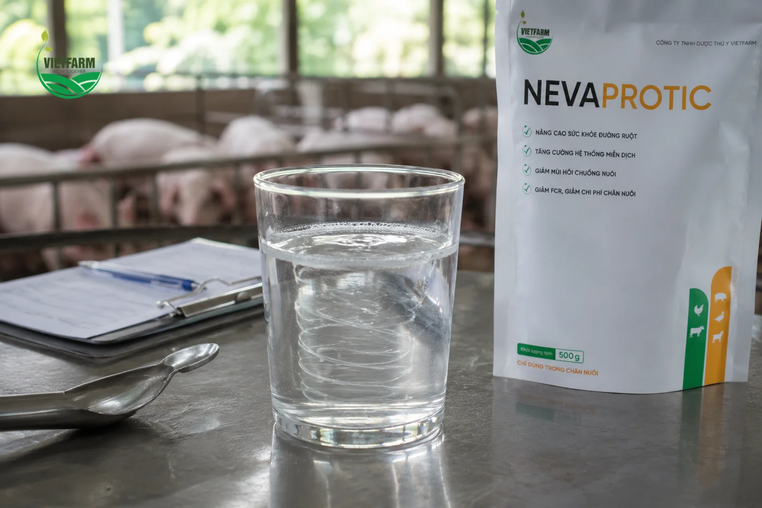 Nevaprotic ở dạng bột tan trong nước, hòa tan hoàn toàn không để lại cặn lắng — thuận tiện khi pha vào hệ thống nước uống tự động của trại.