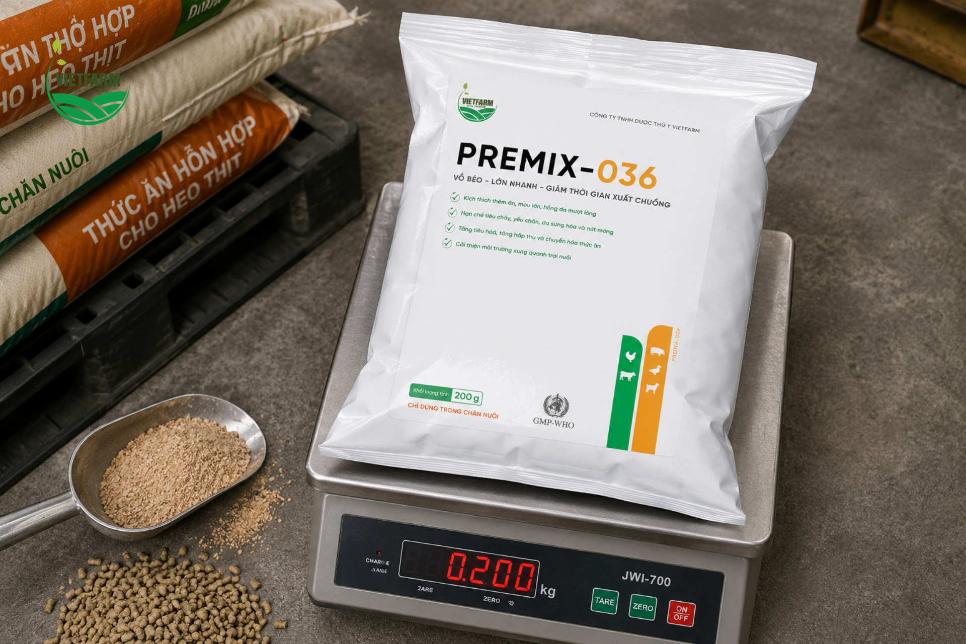 Premix-036 đóng gói tiện lợi 200g và 1kg, dễ dàng cân đong chính xác theo tỷ lệ khuyến cáo cho từng mẻ trộn thức ăn heo thịt.