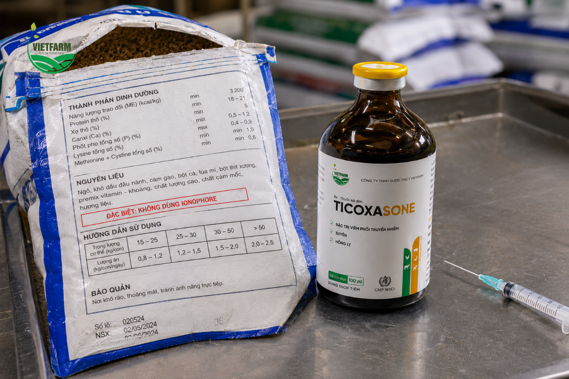 Ticoxasone đóng lọ tiêm, gộp sẵn 2 hoạt chất nhắm vào Mycoplasma và E.coli — bà con không cần tính toán phối hai loại kháng sinh riêng biệt.