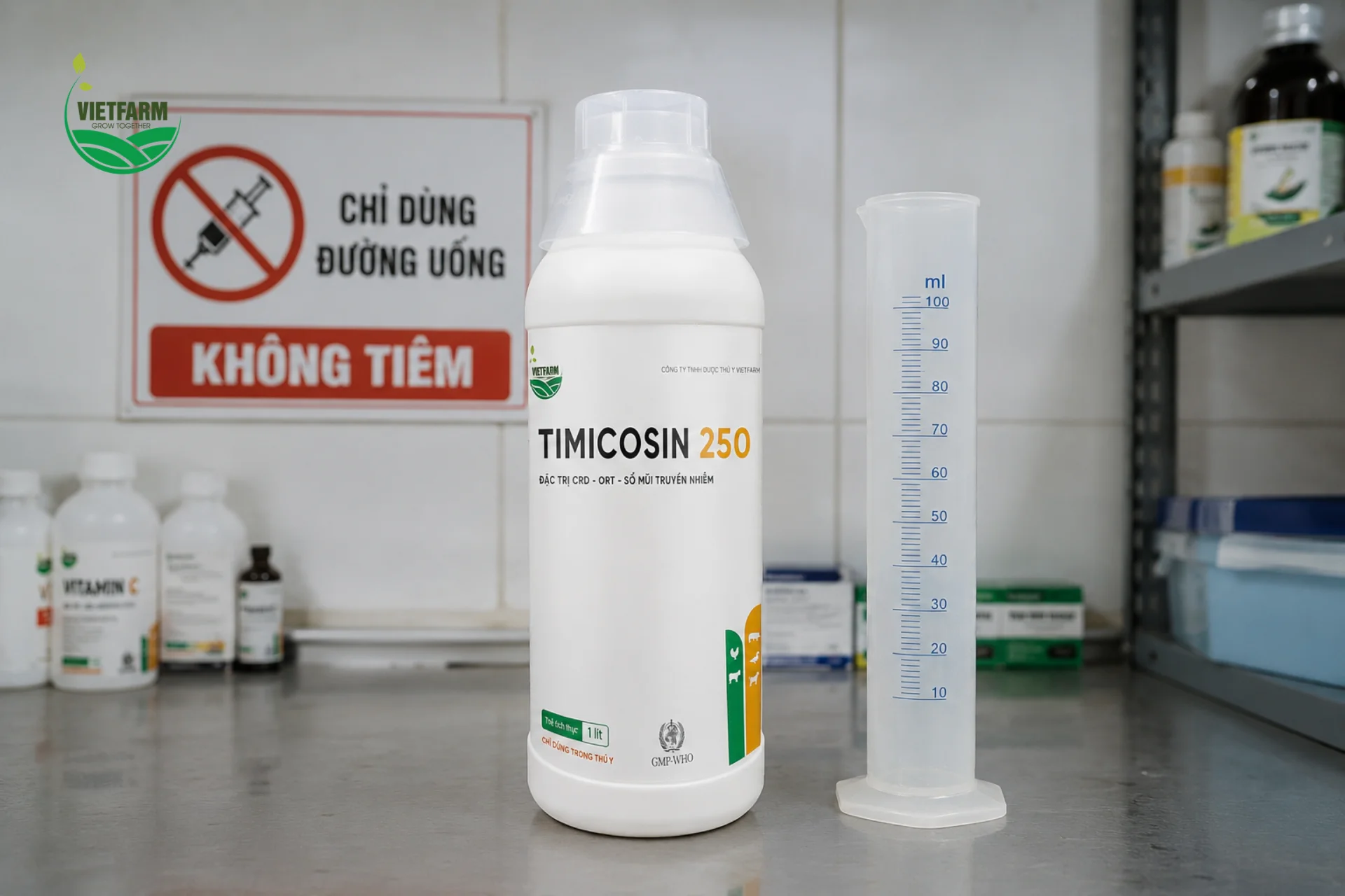 Timicosin 250 dạng dung dịch uống, đong đúng liều bằng ml trước khi pha vào nước uống hoặc trộn thức ăn — không dùng đường tiêm dưới mọi hình thức.