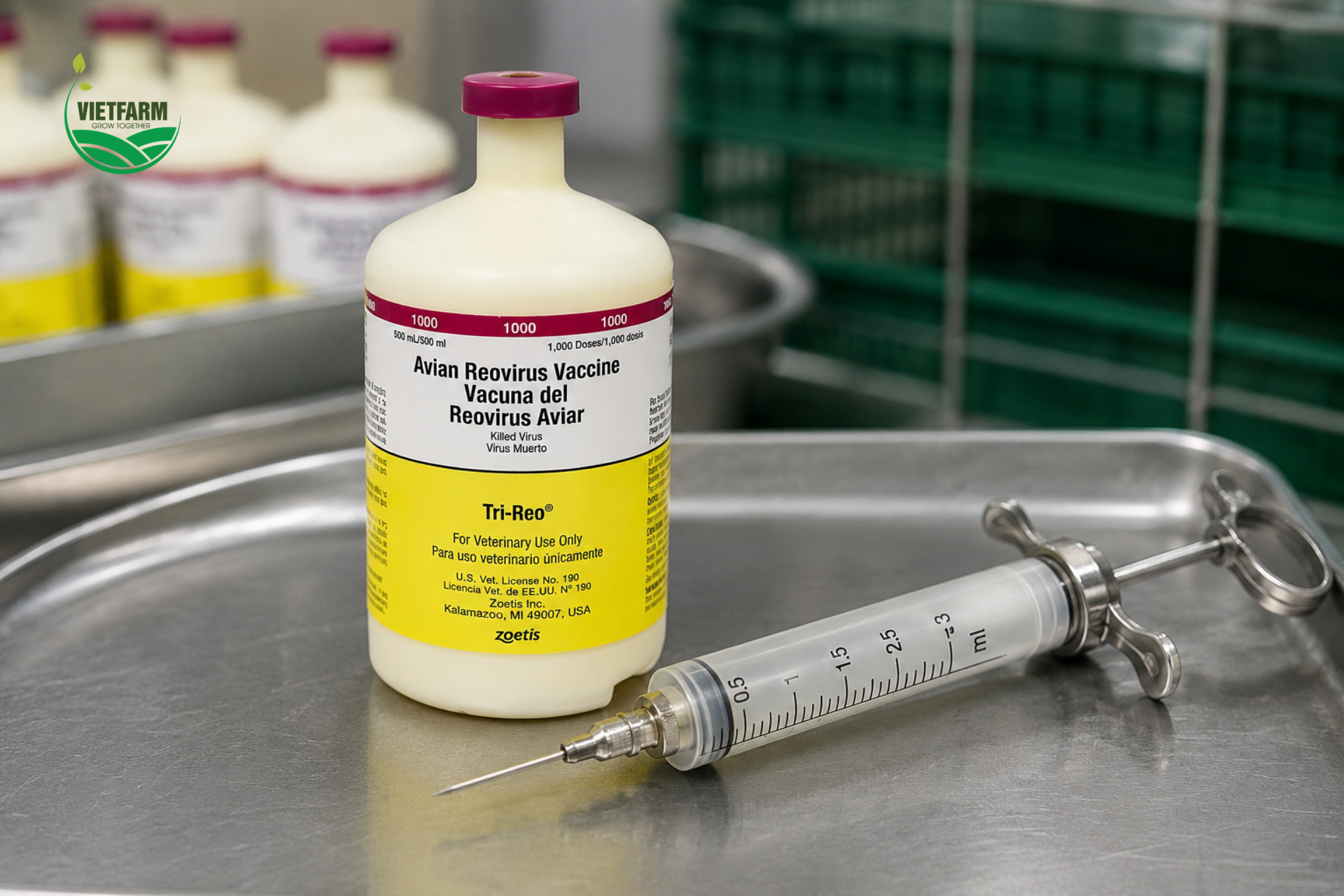 Tri-Reo ở dạng nhũ dầu đặc trưng (màu trắng đục), khác hẳn vaccine sống dạng đông khô trong suốt — đặc tính nhũ dầu giúp kháng nguyên được giải phóng chậm, kéo dài thời gian kích thích miễn dịch sau tiêm.