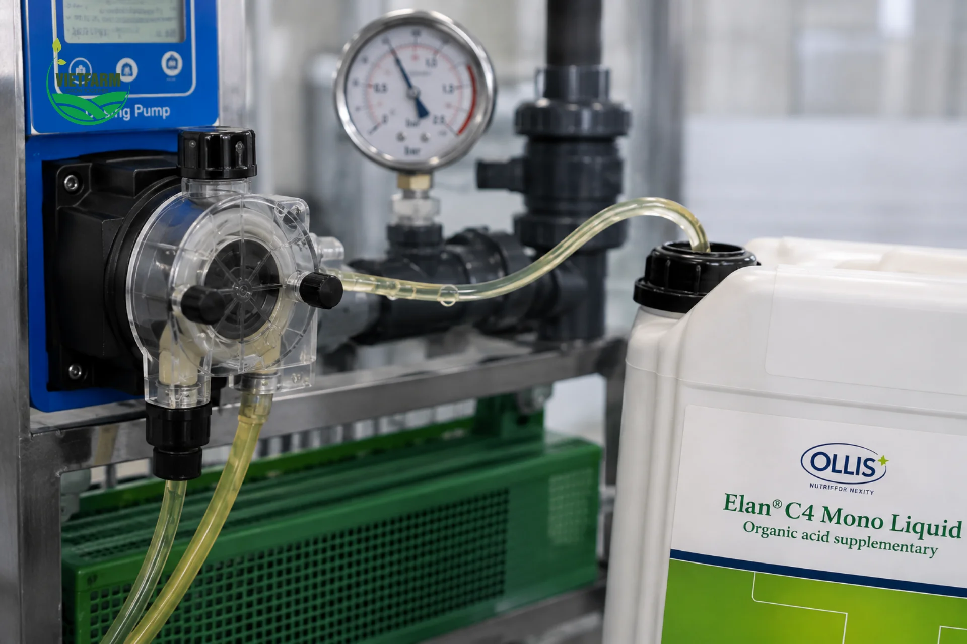 Bơm định lượng tự động giúp pha đúng tỷ lệ Elan C4 Mono Liquid vào nước uống liên tục suốt cả ngày, không cần pha thủ công từng đợt như các phụ gia dạng bột.